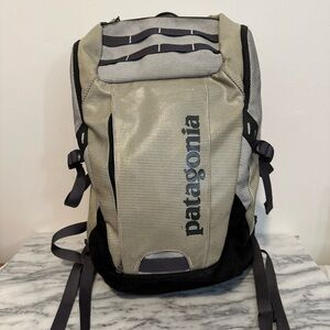 Patagonia Men's black hole 25L Backpack - Gray and Black